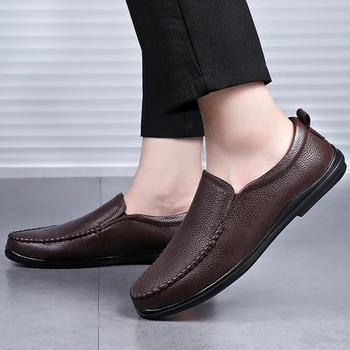 2022 Yeni erkek mokasen ayakkabıları Ayakkabı Hakiki Deri Rahat Klasik Kahverengi ve Siyah Ayakkabı Üzerinde Kayma Adam Su Geçirmez rahat ayakkabılar Erkek